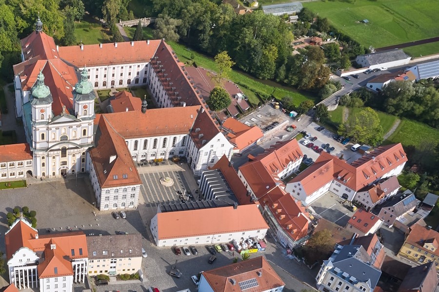 Die Abtei Waldsassen mit Basilika, Bibliothek, Gästehaus, Mädchenrealschule und Umweltstation.